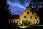 Kraaijerdijk 23, Melissant, Akkerzorg, fam. D. van Dis. Deze hoeve dateert van ca.1726. 